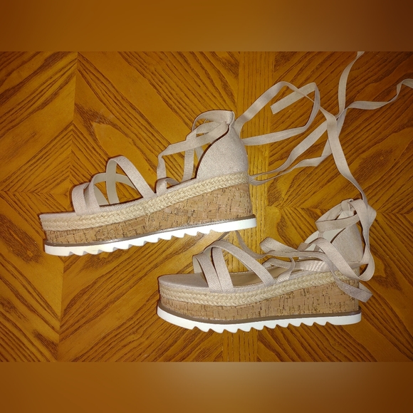 Tandice Lace up Platform Wedge - Picture 2 of 9